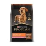 Pro Plan Adulto Salmón Sensitive Skin Razas Pequeñas: Nutrición Específica para Piel Sensible Pro Plan Adulto Salmón Sensitive Skin Razas Pequeñas está diseñado específicamente para perros adultos de razas pequeñas que tienen piel sensible. Su fórmula avanzada con salmón como fuente primaria de proteínas, junto con ácidos grasos Omega 3 y Omega 6, ayuda a fortalecer la barrera cutánea, reduciendo el riesgo de irritaciones y promoviendo un pelaje brillante y saludable. Este alimento está formulado con proteínas limitadas para reducir las reacciones alérgicas comunes asociadas con otros ingredientes. Beneficios Clave de Pro Plan Adulto Salmón Sensitive Skin Razas Pequeñas Piel Sensaible y Pelaje Brillante: Gracias al salmón, una fuente rica en ácidos grasos Omega 3 y Omega 6, este alimento promueve una piel saludable y reduce las irritaciones. Estos ácidos grasos esenciales son conocidos por su capacidad para nutrir la piel y fortalecer el pelaje, dejándolo más brillante y saludable. Fórmula Hipoalergénica: Pro Plan Adulto Salmón Sensitive Skin está formulado con proteínas limitadas para minimizar las alergias alimentarias. Esto es especialmente beneficioso para perros con sensibilidad digestiva o alergias comunes, ya que el salmón es una excelente opción para aquellos con estómagos delicados. Alta Digestibilidad: Los ingredientes de alta calidad como el salmón y el aceite de pescado son altamente digeribles, lo que facilita la absorción de nutrientes esenciales y ayuda a reducir el riesgo de trastornos digestivos, promoviendo una digestión más suave y eficiente. Atractivo Sabor: La fórmula está diseñada para ofrecer un sabor delicioso, incluso para los perros más exigentes. El salmón fresco proporciona una palatabilidad superior, asegurando que tu perro disfrute de cada comida. Fortalece la Defensa Inmunológica: Con una combinación de vitaminas y antioxidantes como el zinc, cobre y vitamina E, este alimento ayuda a reforzar el sistema inmunológico de tu perro, protegiéndolo de enfermedades y fortaleciendo sus defensas naturales. Ingredientes de Alta Calidad para la Salud de tu Perro La fórmula de Pro Plan Adulto Salmón Sensitive Skin Razas Pequeñas está elaborada con ingredientes de la más alta calidad para proporcionar una nutrición completa y balanceada. Aquí algunos de los ingredientes clave: Carne de salmón congelada: Fuente principal de proteína de alta calidad, ideal para perros con piel sensible. Aceite de pescado y harina de alga: Fuentes ricas en ácidos grasos Omega 3 y Omega 6, esenciales para la salud de la piel y el pelaje. Arroz y gluten de maíz: Proporcionan una fuente fácil de digerir para promover una buena digestión. Antioxidantes y vitaminas: Como vitamina E, vitamina C, vitamina A, zinc y cobre, que apoyan la salud general y la defensa inmunológica. Presentaciones de Pro Plan Adulto Salmón Sensitive Skin Razas Pequeñas Este producto está disponible en las siguientes presentaciones, lo que permite elegir el tamaño más adecuado según las necesidades de tu perro: Presentación 1 Kg: Ideal para perros pequeños o para probar la fórmula antes de comprar un tamaño mayor. Presentación 3 Kg: Perfecta para perros de razas pequeñas de actividad moderada o para hogares con más de un perro. Presentación 7.5 Kg: La opción más económica para perros adultos de razas pequeñas con piel sensible que consumen una cantidad mayor de alimento. Cada taza (200 ml) contiene aproximadamente 90 g de Pro Plan Adulto Salmón Sensitive Skin Razas Pequeñas, y las cantidades recomendadas varían dependiendo del peso y nivel de actividad de tu perro. Recomendaciones de Alimentación para Pro Plan Adulto Salmón Sensitive Skin Razas Pequeñas La cantidad diaria de alimento que tu perro necesita dependerá de su peso, actividad y metabolismo. Aquí te ofrecemos una guía general: Perros de 1 a 5 kg: Entre 30 g y 90 g diarios. Perros de 5 a 9 kg: Entre 90 g y 135 g diarios. Es importante hacer el cambio de alimentación de manera gradual, mezclando el alimento nuevo con el anterior durante 7 a 10 días para evitar problemas digestivos. Tecnología OptiDerma para la Salud de la Piel Pro Plan Adulto Salmón Sensitive Skin Razas Pequeñas utiliza la exclusiva tecnología OptiDerma, que combina proteínas de fácil digestión, como el salmón, con ácidos grasos esenciales Omega 3 y 6. Esto ayuda a mantener la piel de tu perro sana, flexible y protegida contra las irritaciones, mientras nutre el pelaje, manteniéndolo brillante y saludable. ¿Por Qué Elegir Pro Plan Adulto Salmón Sensitive Skin Razas Pequeñas? Si tu perro tiene piel sensible, Pro Plan Adulto Salmón Sensitive Skin Razas Pequeñas es la mejor opción para ofrecerle una nutrición completa. Además de mejorar la salud de su piel y pelaje, también contribuye a su salud digestiva, fortaleciendo su sistema inmunológico y mejorando su calidad de vida. Este alimento no solo está formulado con salmón, sino que también incluye ingredientes cuidadosamente seleccionados para asegurar una palatabilidad excepcional y una alta digestibilidad. Compra Pro Plan Adulto Salmón Sensitive Skin Razas Pequeñas en Mastica al Mejor Precio En Mastica, tu tienda online de confianza en Lima, Perú, encontrarás siempre el mejor precio para Pro Plan Adulto Salmón Sensitive Skin Razas Pequeñas. Nos comprometemos a ofrecerte productos de alta calidad a precios competitivos, para que tu mascota reciba la mejor nutrición sin que tengas que salir de casa. Conclusión Pro Plan Adulto Salmón Sensitive Skin Razas Pequeñas es un alimento premium formulado para perros de razas pequeñas con piel sensible. Gracias a su fórmula con salmón, ácidos grasos Omega 3 y 6, y vitaminas, este alimento ayuda a mantener la piel de tu perro saludable, mientras promueve un pelaje brillante y una digestión óptima. Disponible en presentaciones de 1 kg, 3 kg y 7.5 kg, es ideal para adaptarse a las necesidades de tu perro, sin importar su tamaño o nivel de actividad. En Mastica, tu tienda online de confianza, encontrarás siempre el mejor precio para este producto de alta calidad. ¡Asegúrate de ofrecerle lo mejor a tu perro con Pro Plan Adulto Salmón Sensitive Skin Razas Pequeñas!